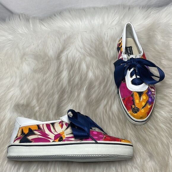 Stuart Weitzman Tennis Shoe Styled Flats Sz 6 - Picture 1 of 7